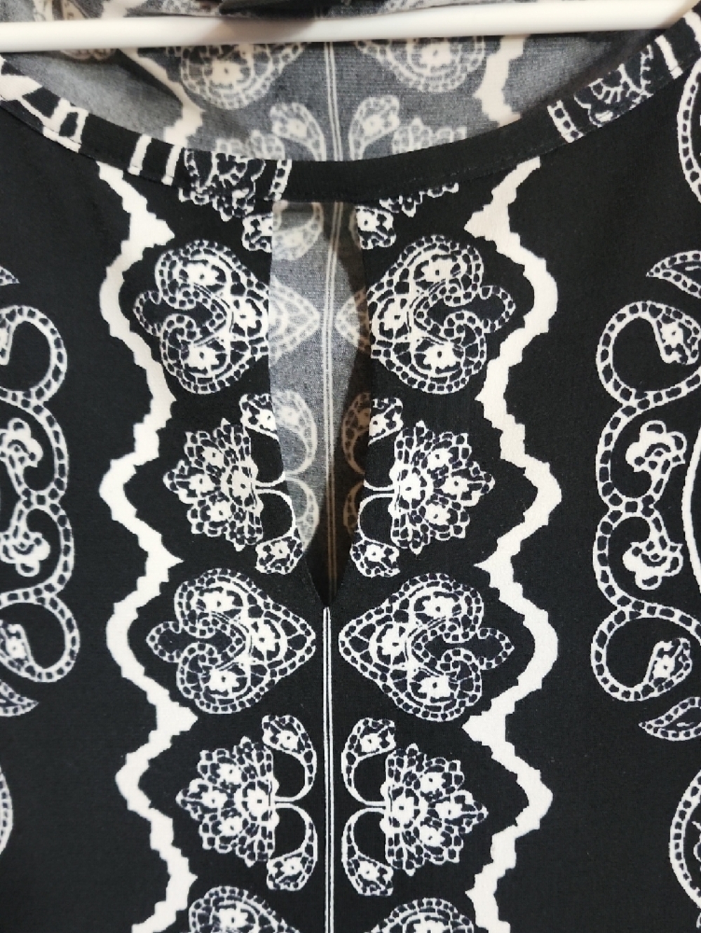 White House Black Market Black and White Paisley Shift Dress - Picture 3 of 6